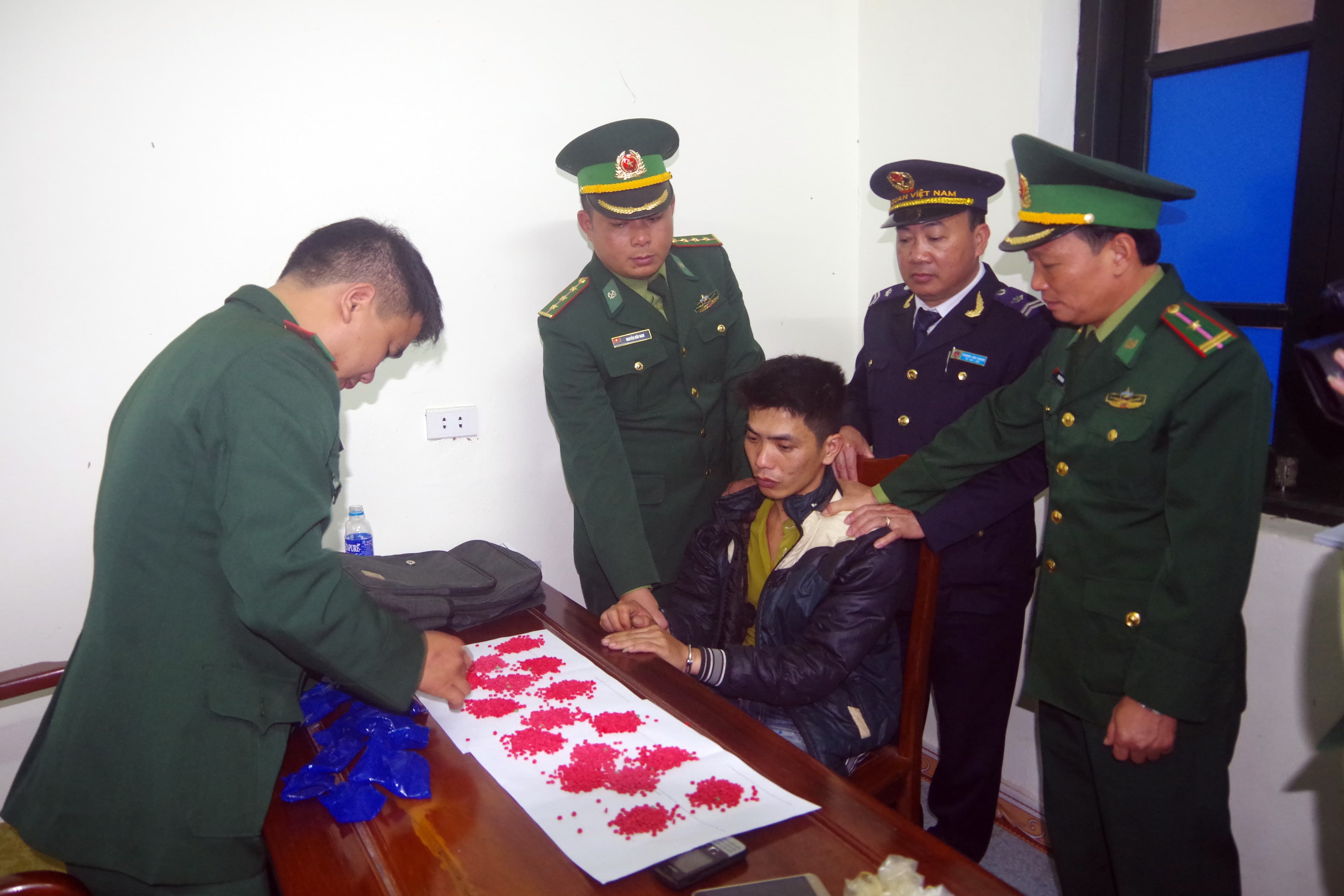 BĐBP Hà Tĩnh bắt đối tượng vận chuyển 3.200 viên ma túy tổng hợp qua cửa khẩu