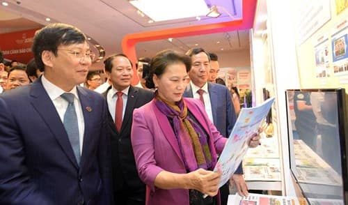 Chủ tịch Quốc hội Nguyễn Thị Kim Ngân thăm Hội báo toàn quốc 2018
