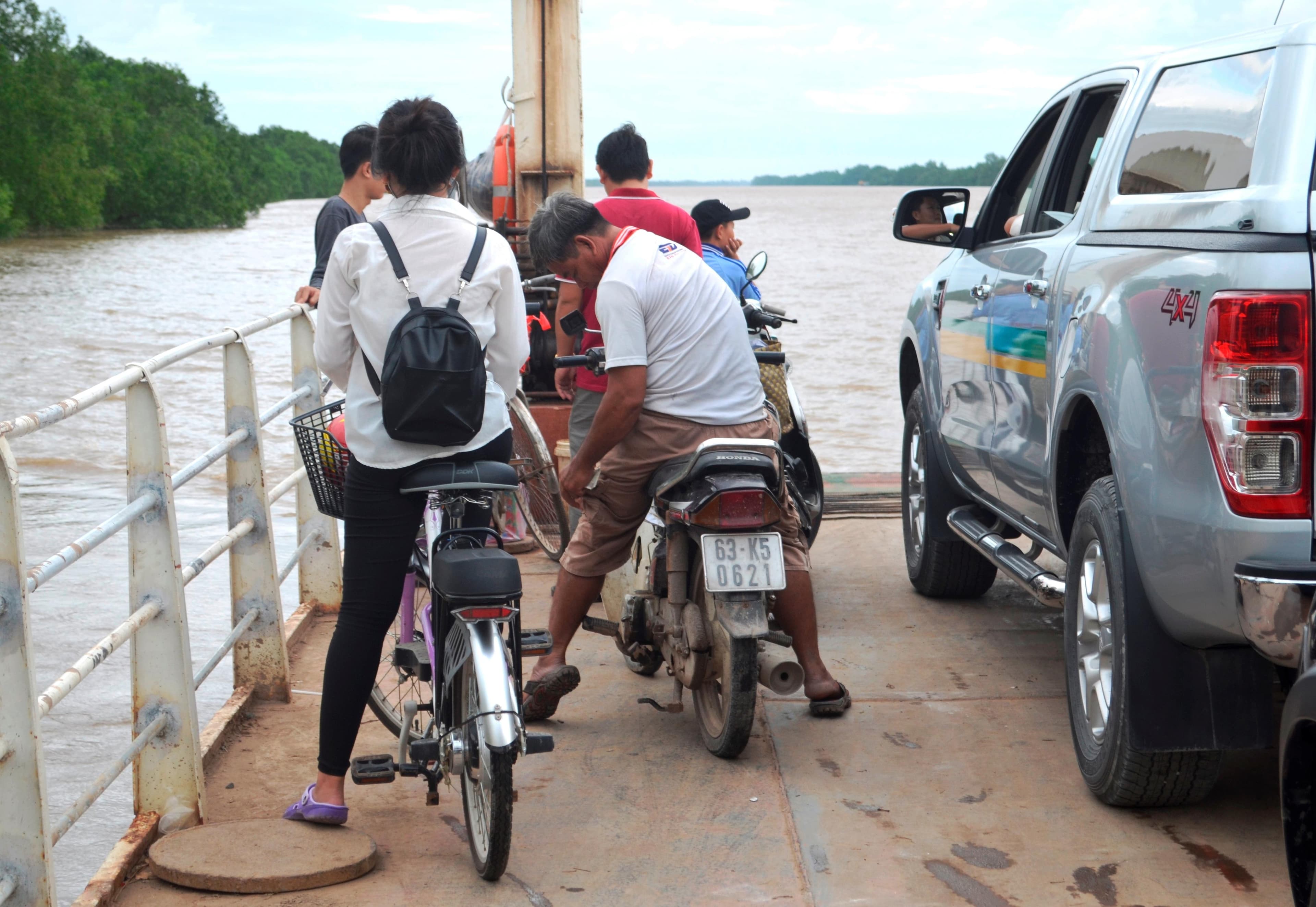 Đi phà thờ ơ với áo phao