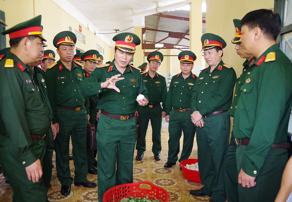 Đoàn công tác Bộ Tư lệnh Quân khu 4 kiểm tra Tiểu đoàn 4 (Trung đoàn 19, Sư đoàn 968)