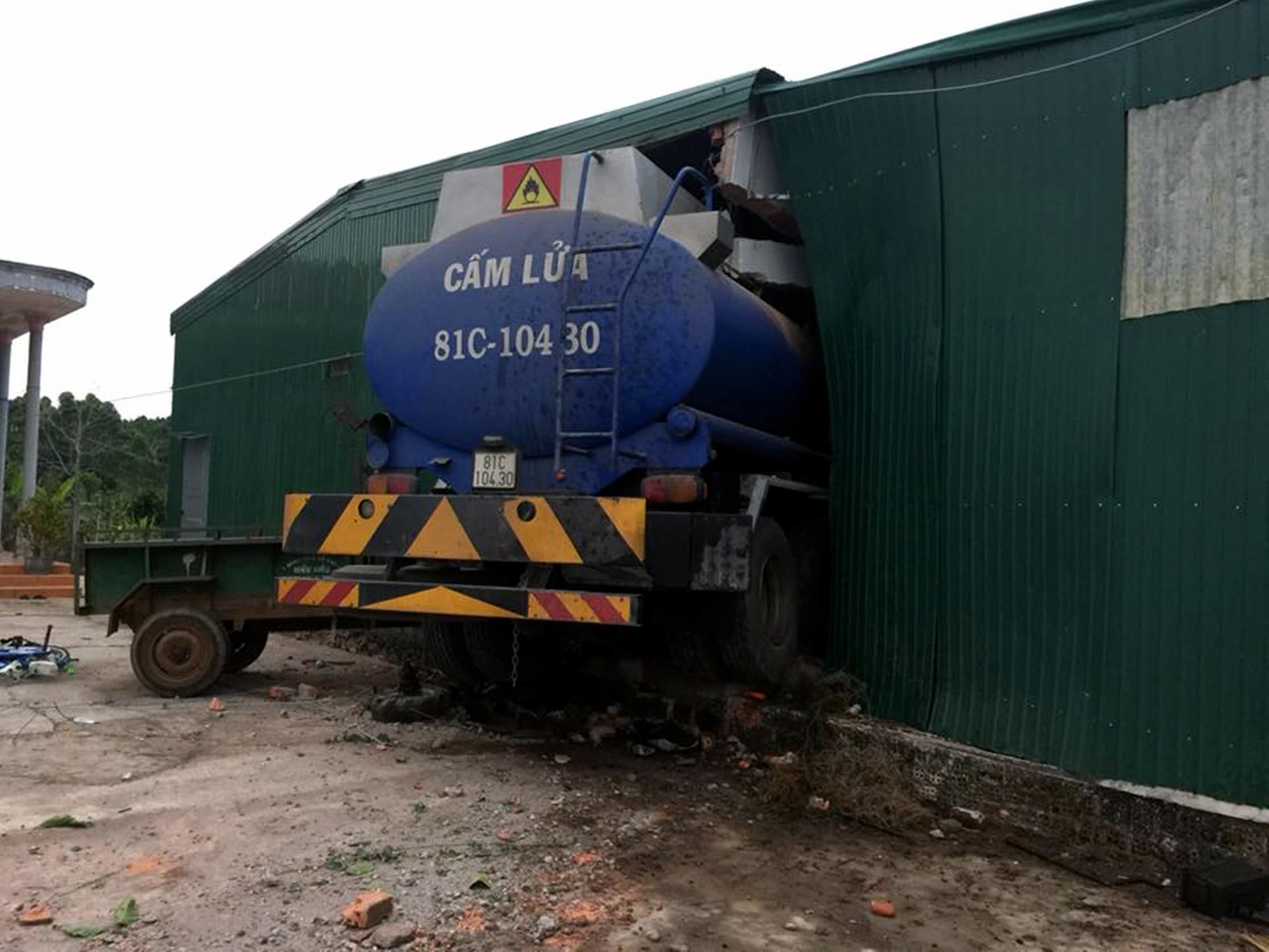 Gia Lai: Xe bồn chở xăng gây tai nạn, hai người nhập viện