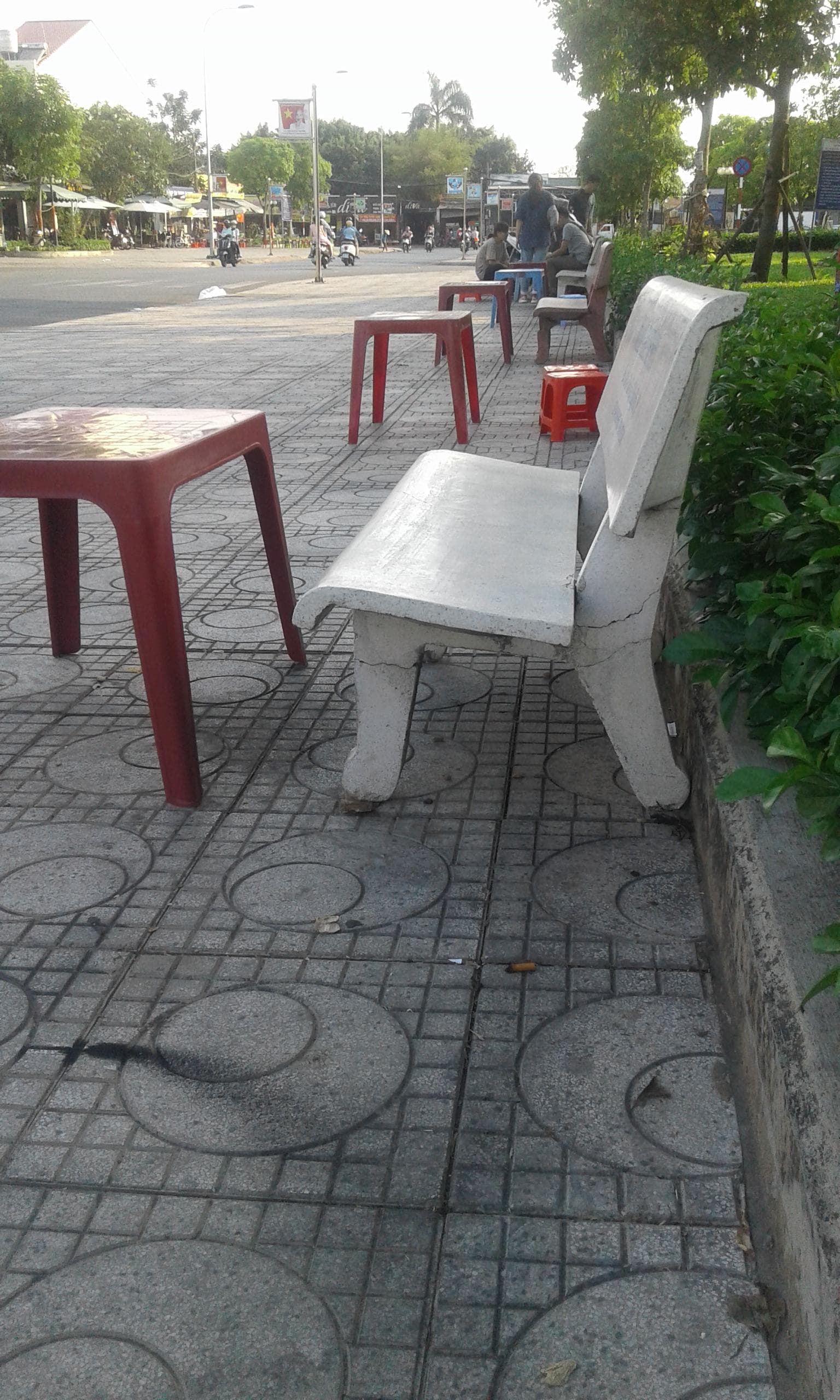 Chiếm dụng ghế đá công viên để kinh doanh