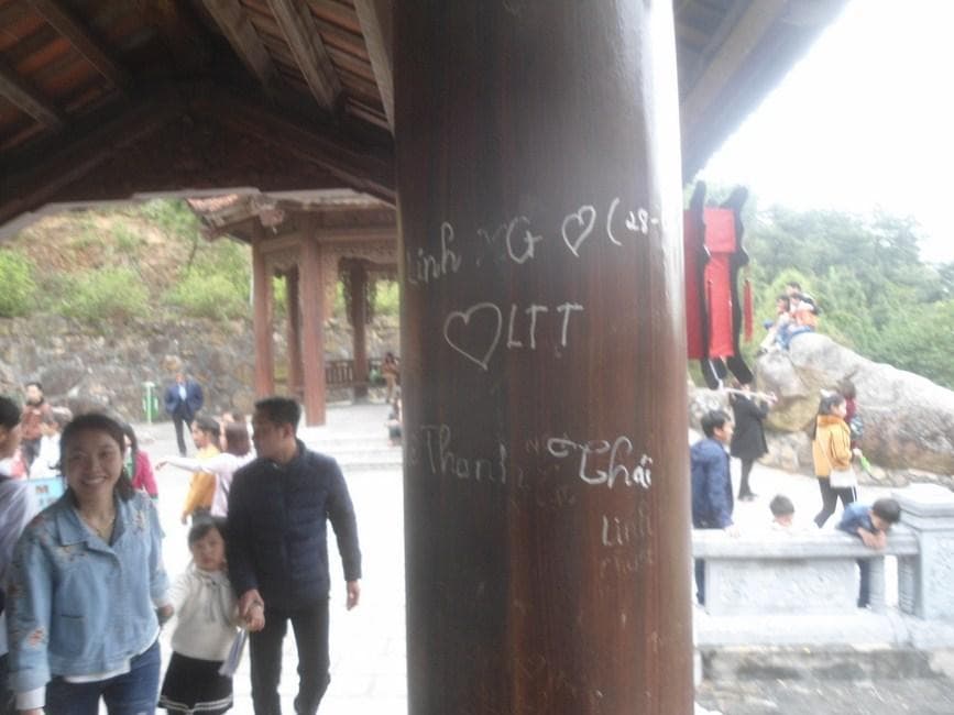 Viết vẽ lên di tích dù đã có biển cấm