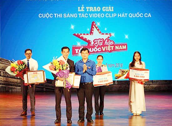 Trao giải cuộc thi sáng tác video clip hát Quốc ca trong sinh viên