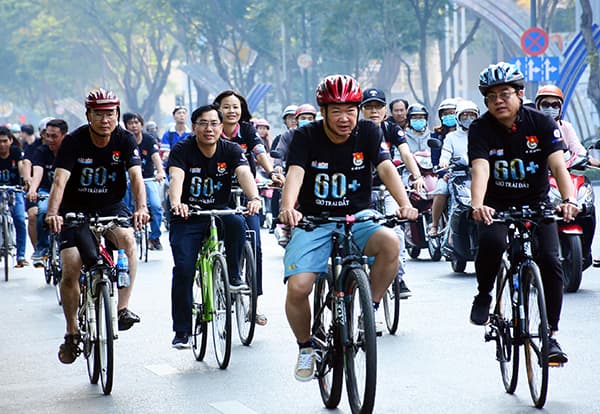Hơn 300 người tham gia đạp xe diễu hành hưởng ứng Giờ Trái đất 2018