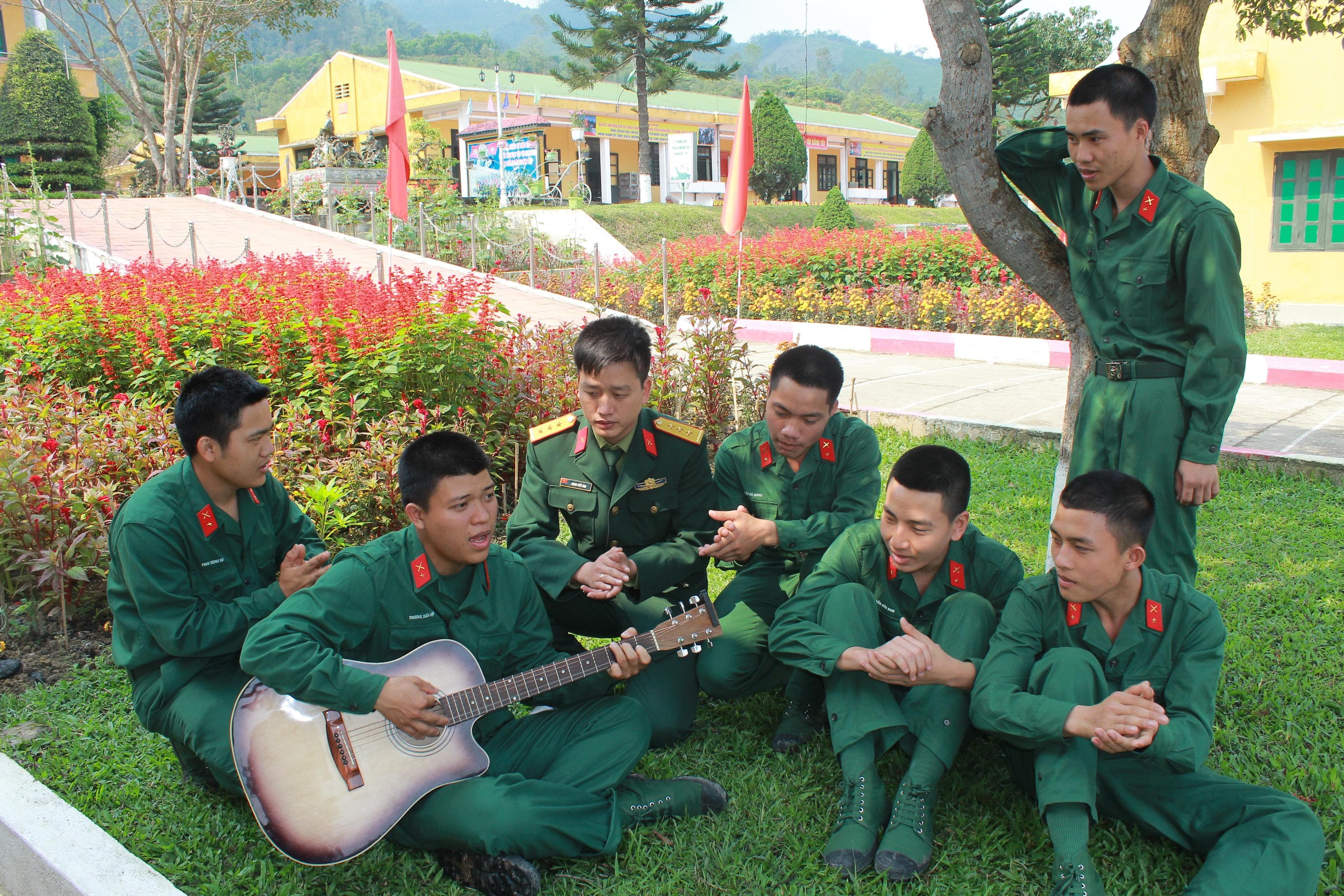 Chàng thạc sĩ - chiến sĩ đa tài