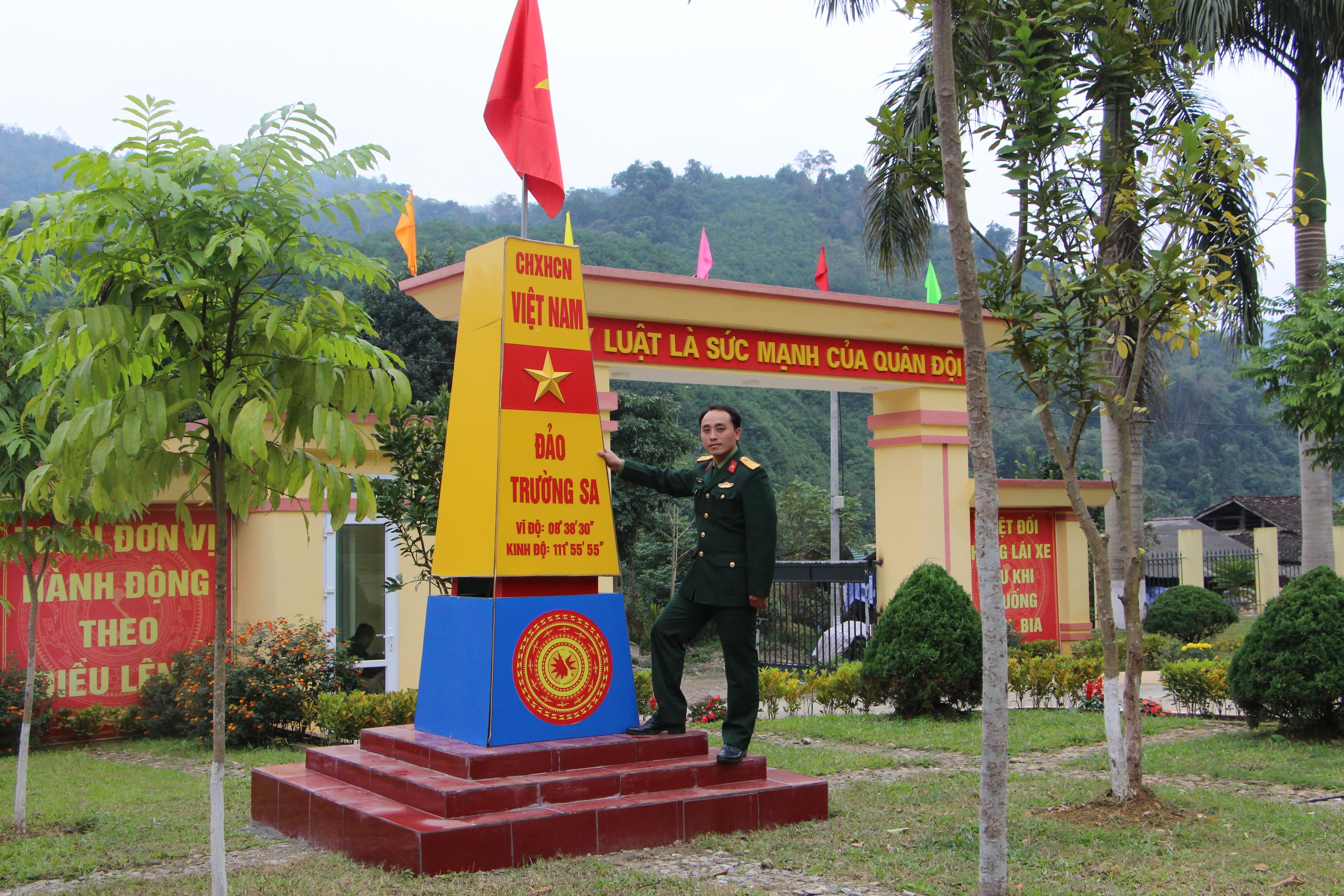 Biểu tượng cột cờ Trường Sa giữa núi rừng
