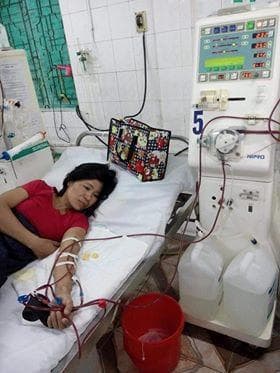 Người phụ nữ bị suy thận mãn rất cần sự giúp đỡ