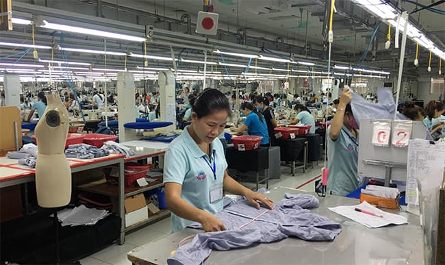 Làm gì để "giữ chân" được nguồn lao động nữ?