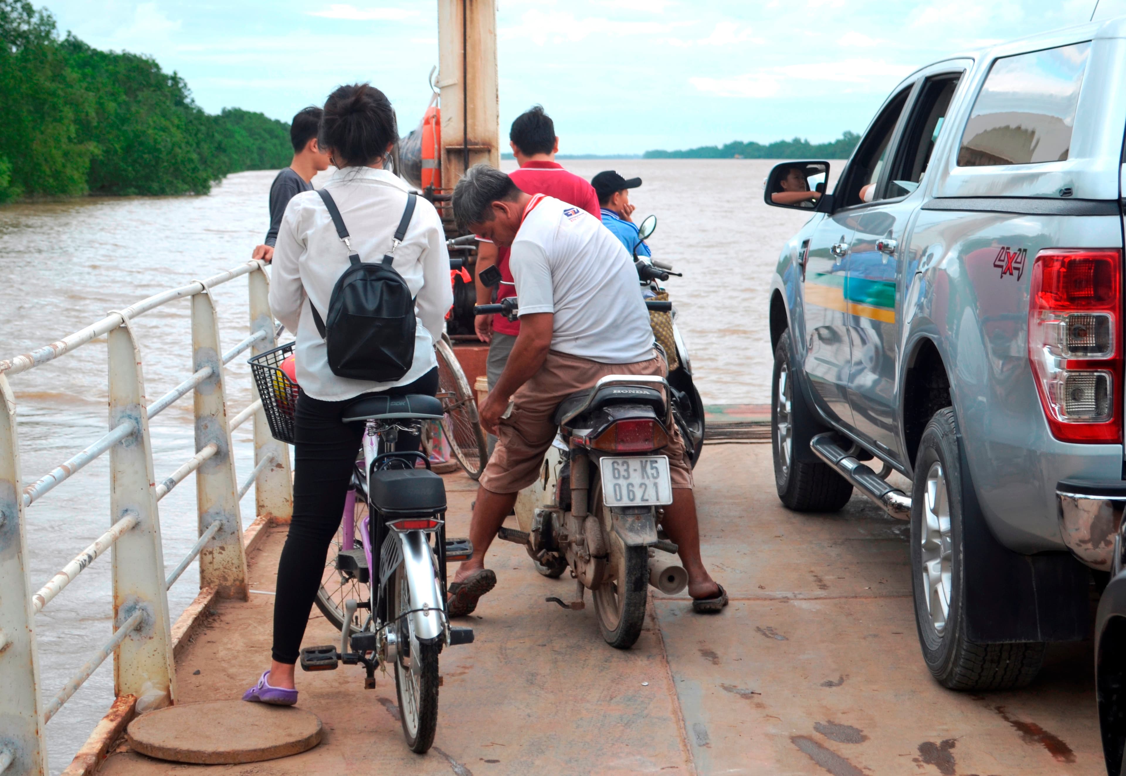 Đi phà thờ ơ với áo phao