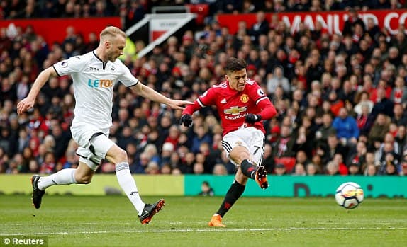 Sanchez ghi bàn và kiến tạo giúp Man Utd thắng Swansea