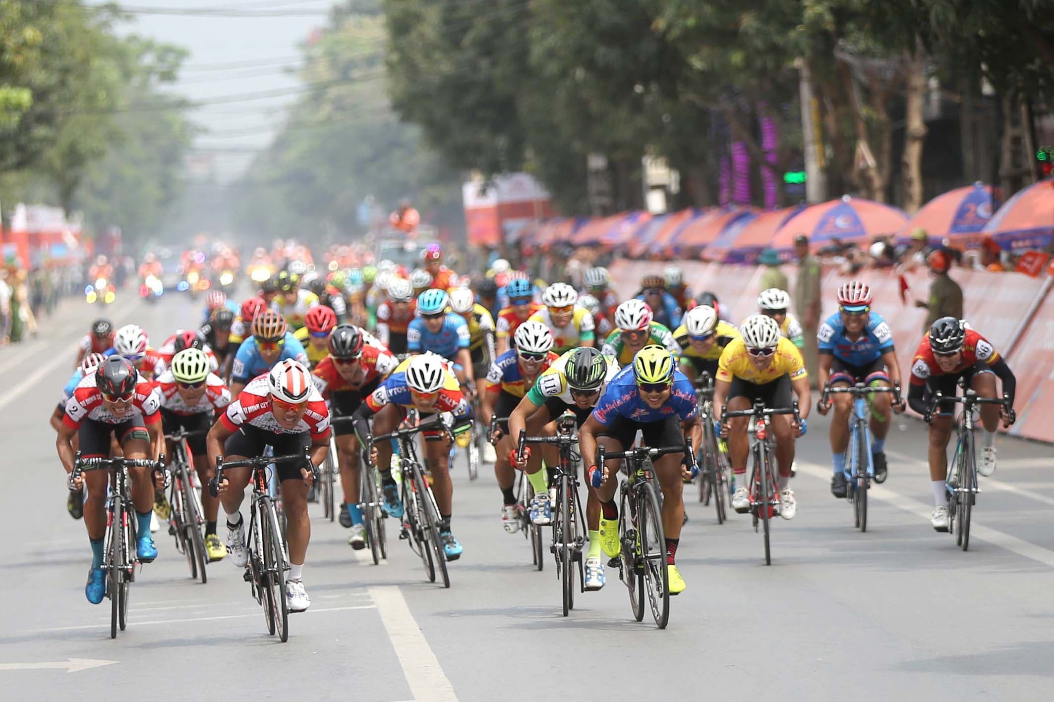 Huỳnh Thanh Tùng tiếp tục mặc áo vàng