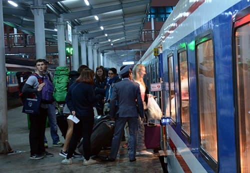 Tiếp viên đường sắt trả lại hơn 37 triệu đồng hành khách để quên