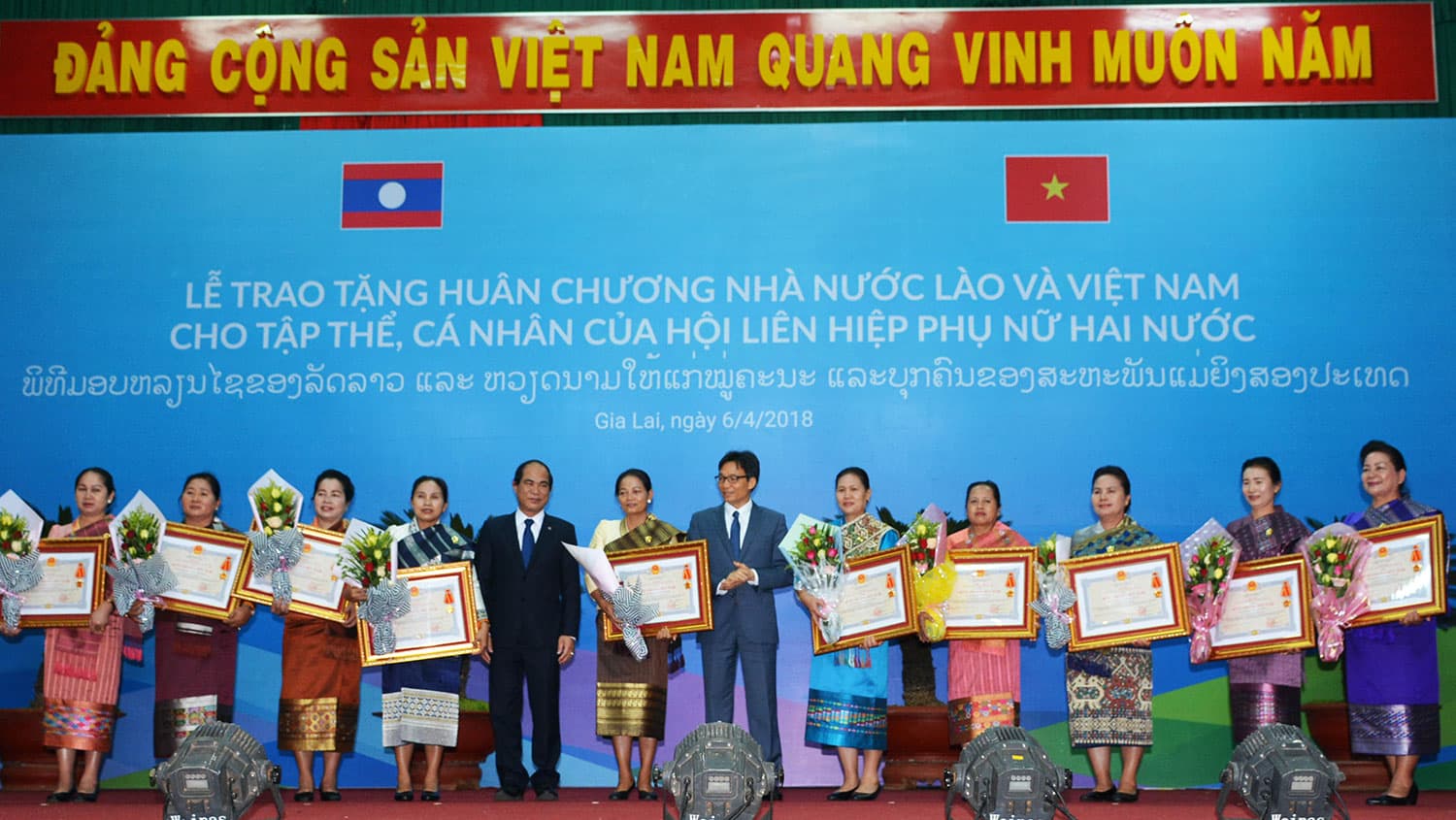 Lễ trao tặng Huân chương Nhà nước Việt Nam và Lào
