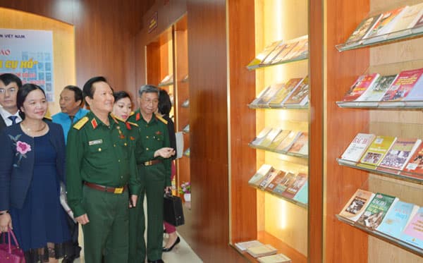 Triển lãm sách báo, giao lưu tác giả, tác phẩm chủ đề “Xứng danh Bộ đội Cụ Hồ”