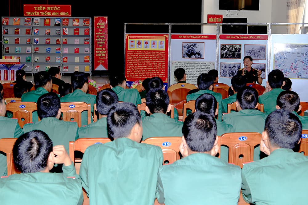 Tuyên truyền lưu động về truyền thống đơn vị và Ngày sách Việt Nam