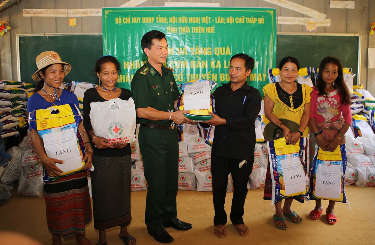 Bộ đội Biên phòng Thừa Thiên Huế chúc Tết nhân dân và lực lượng vũ trang 2 tỉnh Sê Kông, Salavan
