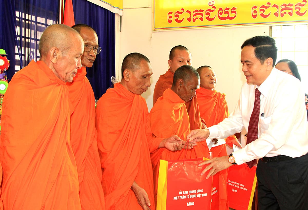 Phát huy tinh thần đoàn kết, đồng bào Khmer ra sức thi đua xây dựng cuộc sống mới
