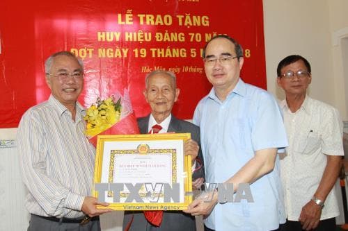 Bí thư Thành ủy Thành phố Hồ Chí Minh Nguyễn Thiện Nhân trao Huy hiệu Đảng tặng các đảng viên cao tuổi Đảng