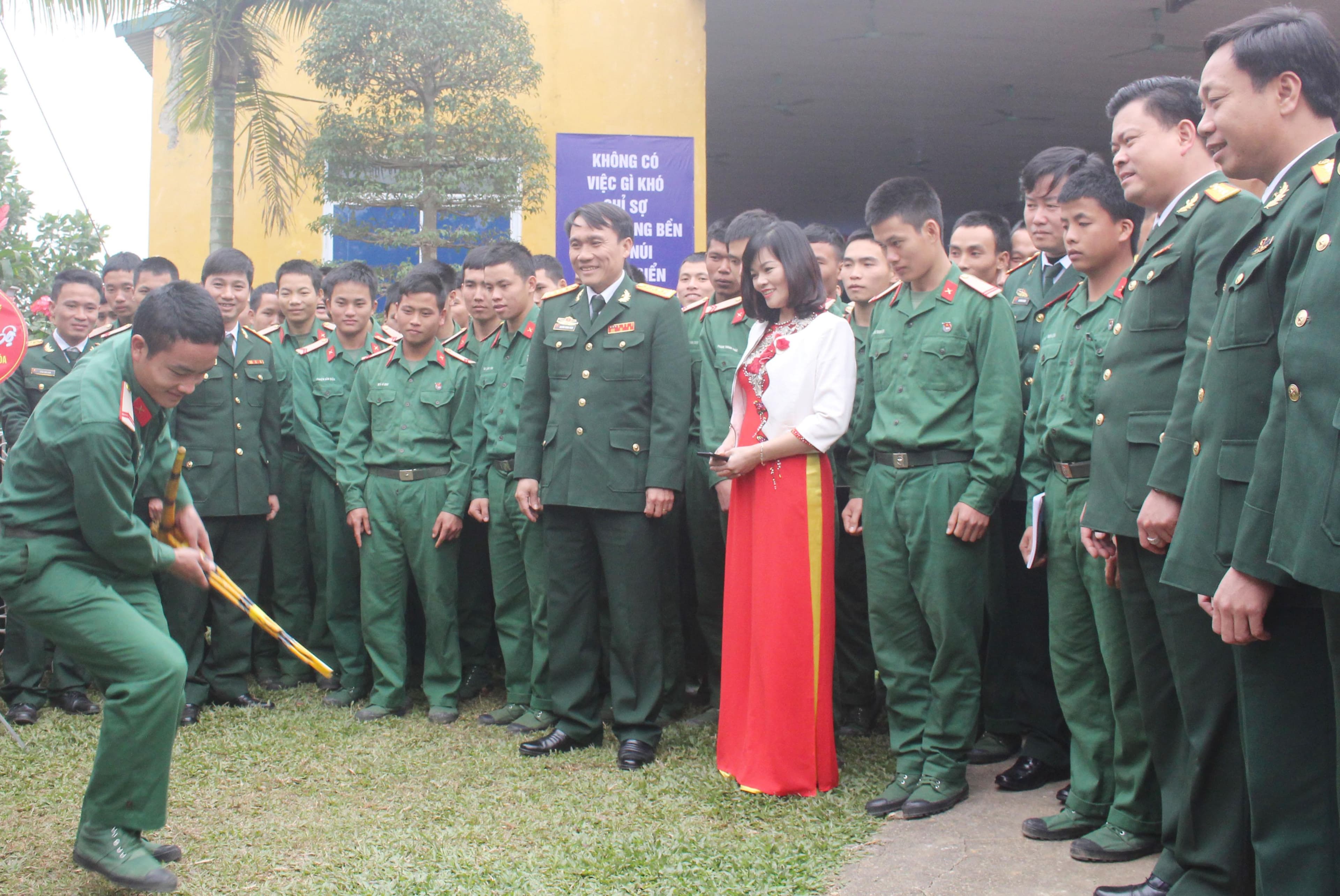 Bồi đắp tình yêu văn hóa dân tộc cho chiến sĩ trẻ