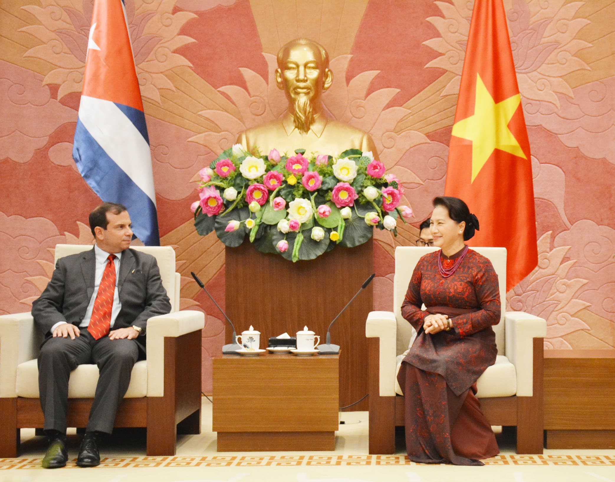 Chủ tịch Quốc hội nhận Huân chương Đoàn kết của Hội đồng Nhà nước Cộng hòa Cuba