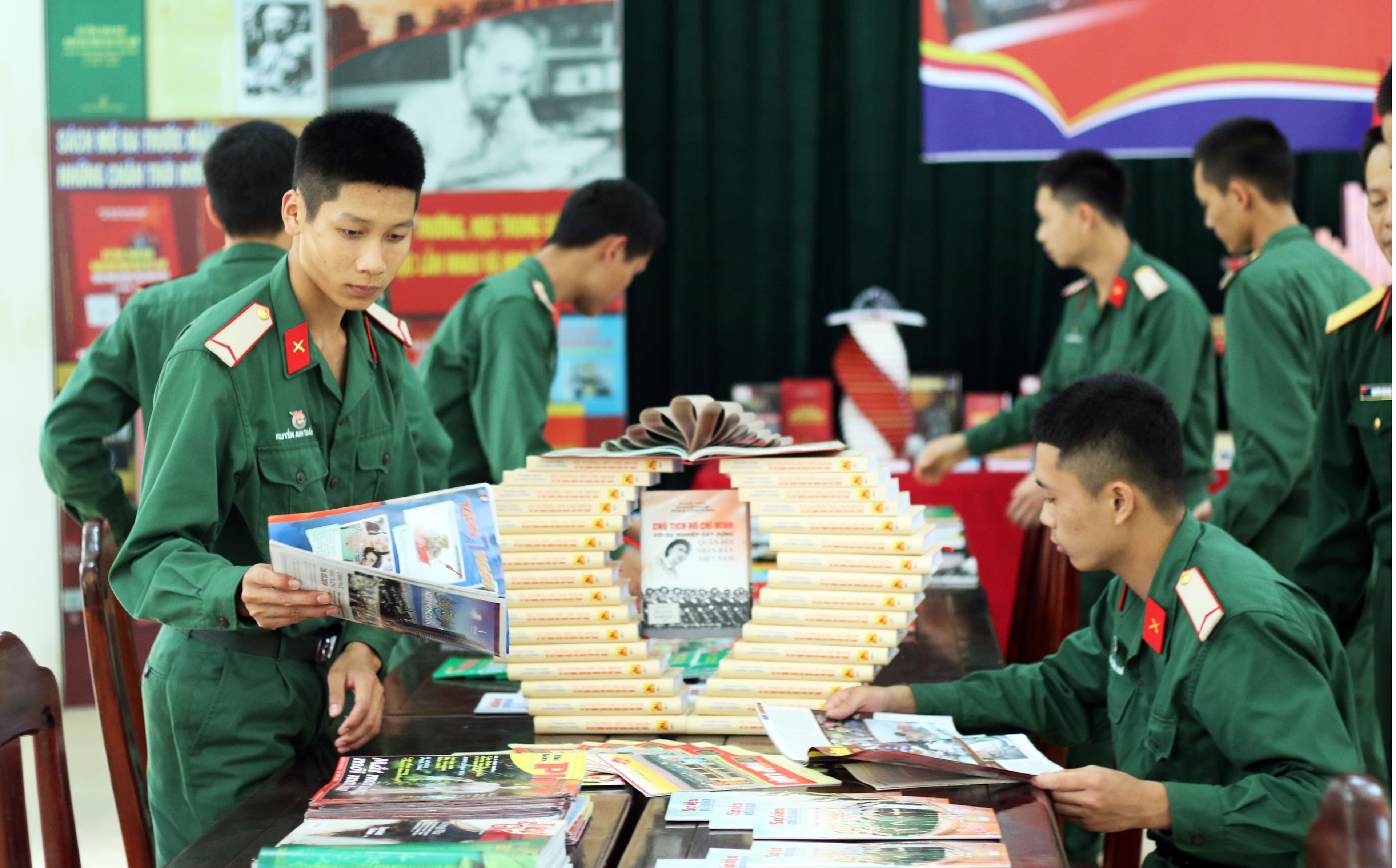 Khai mạc thư viện lưu động "Sách, hành trang người chiến sĩ"