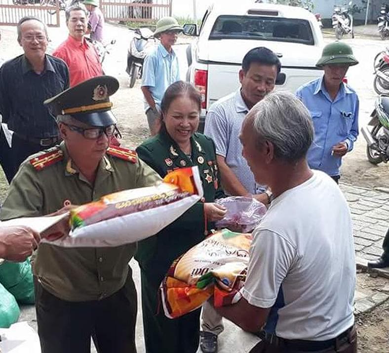 Bà Mão làm việc thiện