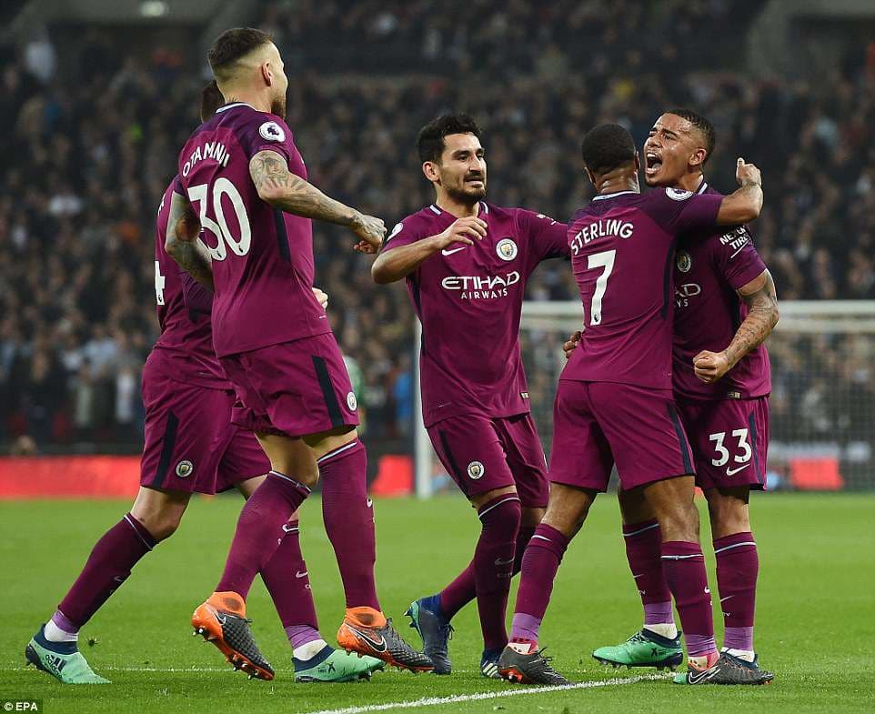 Đánh bại Tottenham, Man City chỉ còn cách chức vô địch một trận thắng