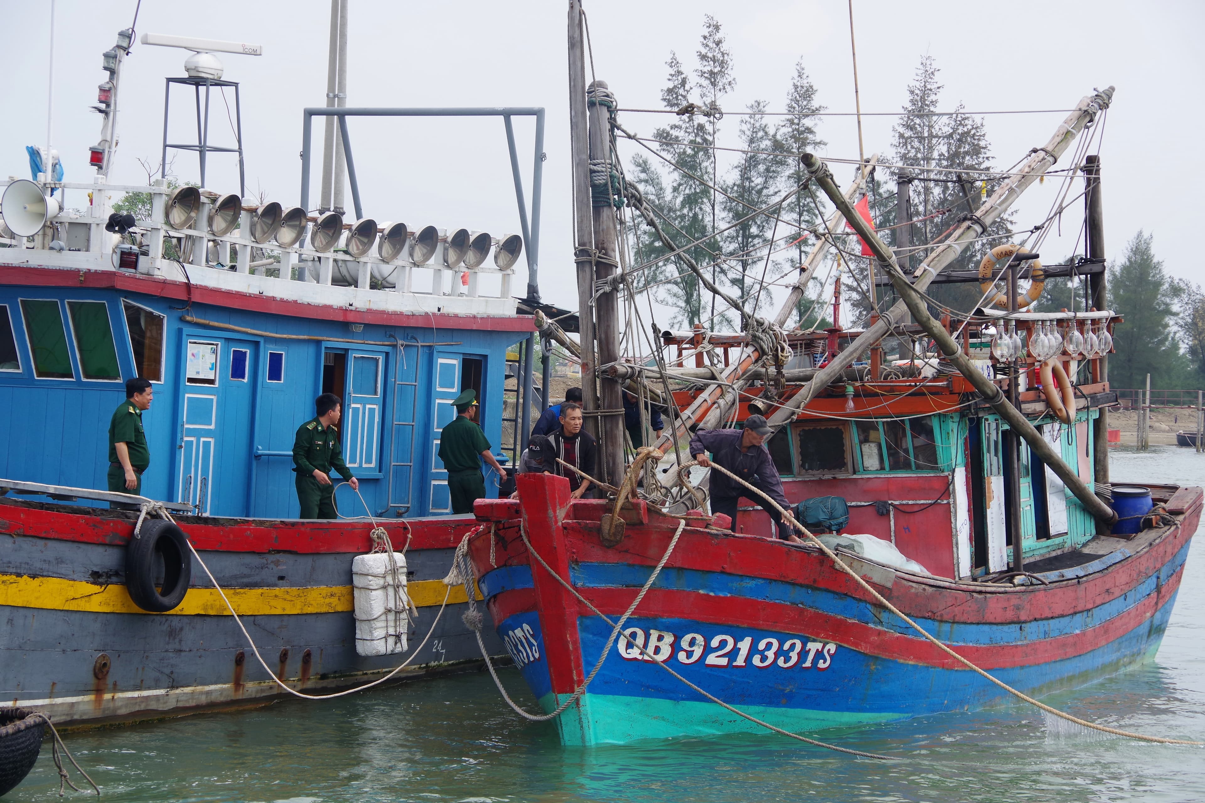 Cứu tàu cá và 6 ngư dân bị nạn trên biển