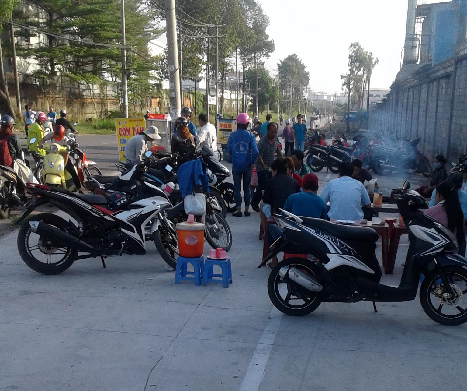 Hàng quán lấn chiếm hết vỉa hè