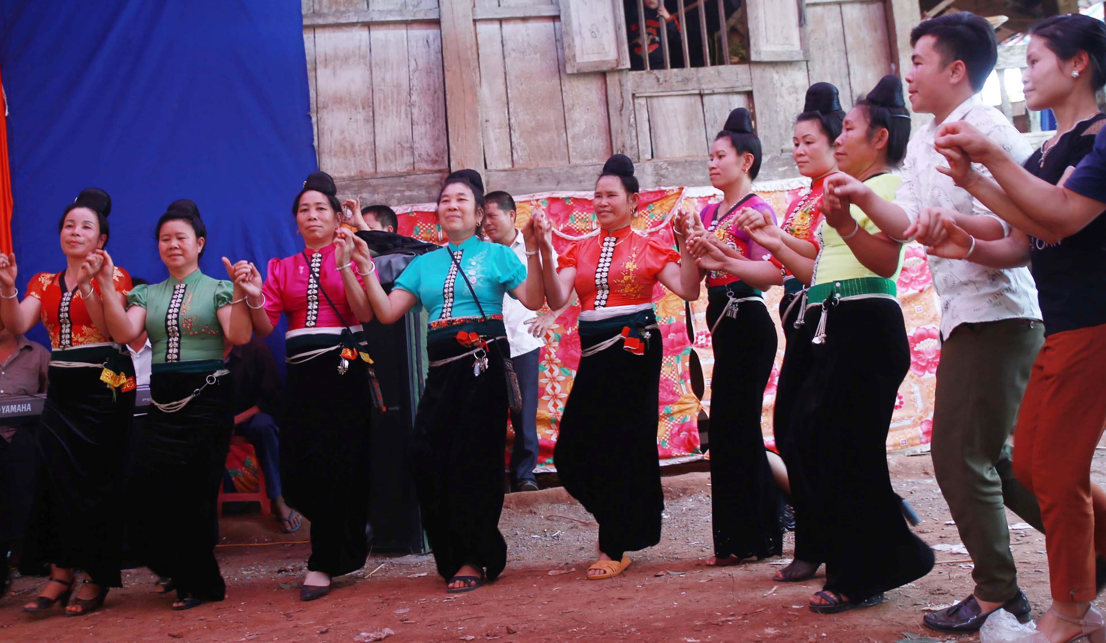 Điệu xòe bên dòng Nậm Sập