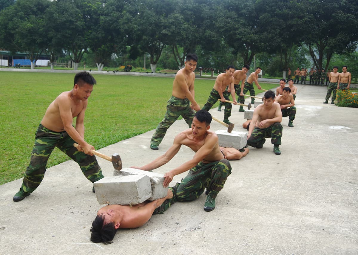 Khen thưởng các cá nhân có thành tích trong tập huấn võ thuật, luyện khí công