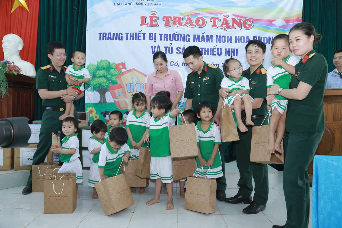 Trao thiết bị phục vụ dạy học tặng Trường Mầm non Hoa Phong Ba, huyện đảo Cồn Cỏ