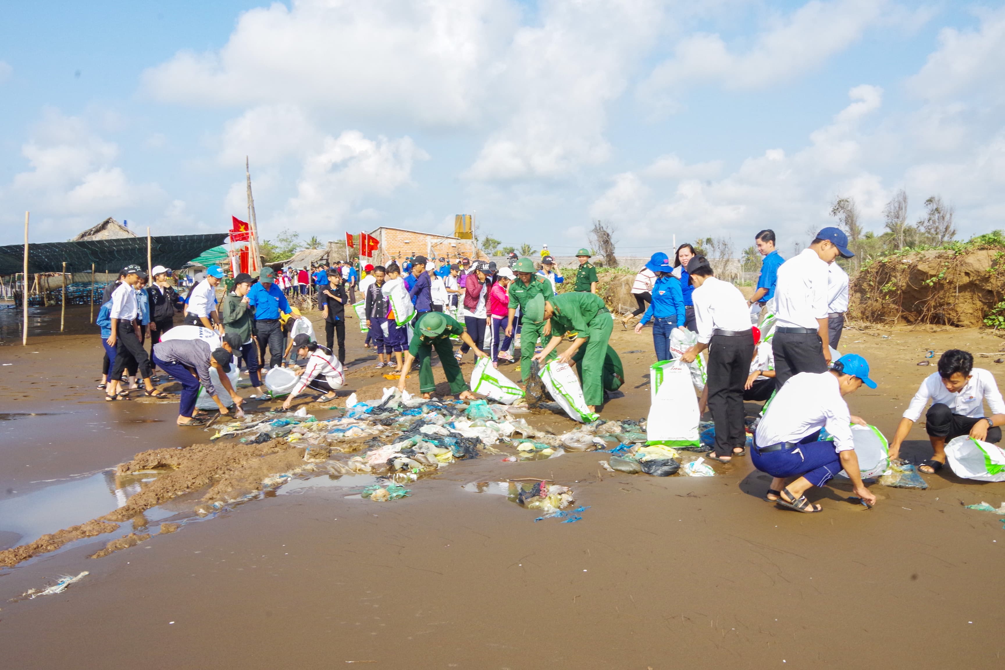 BĐBP Sóc Trăng ra quân thực hiện chiến dịch "Hãy làm sạch biển" năm 2018