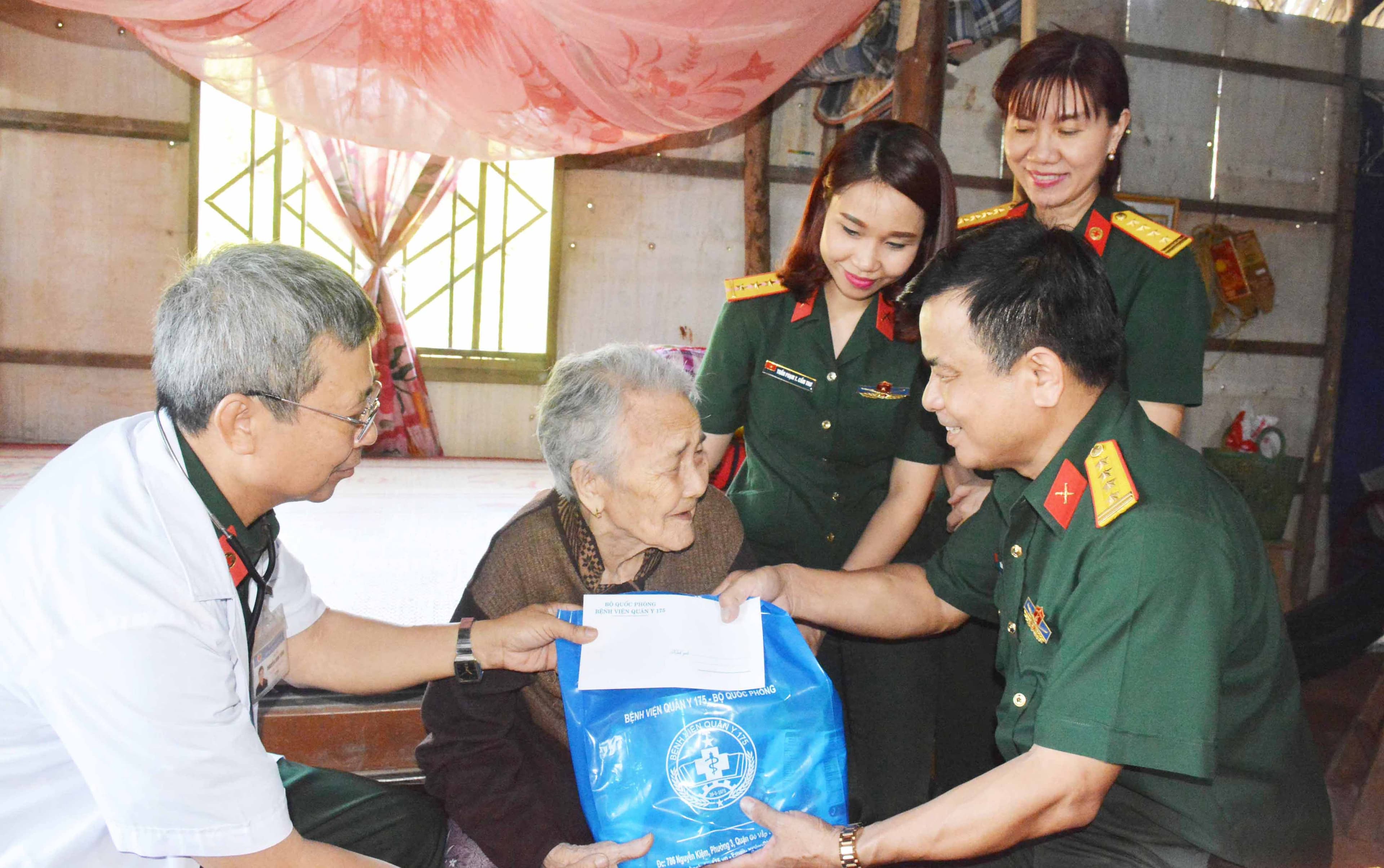 Khám bệnh, cấp thuốc miễn phí, tặng quà đối tượng chính sách huyện Tân Phú Đông