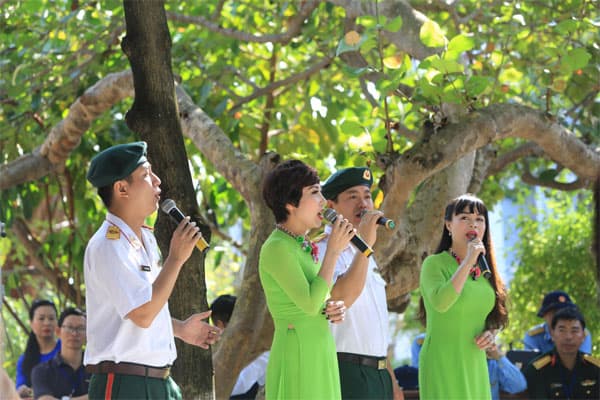 Hát mãi lời biển hát