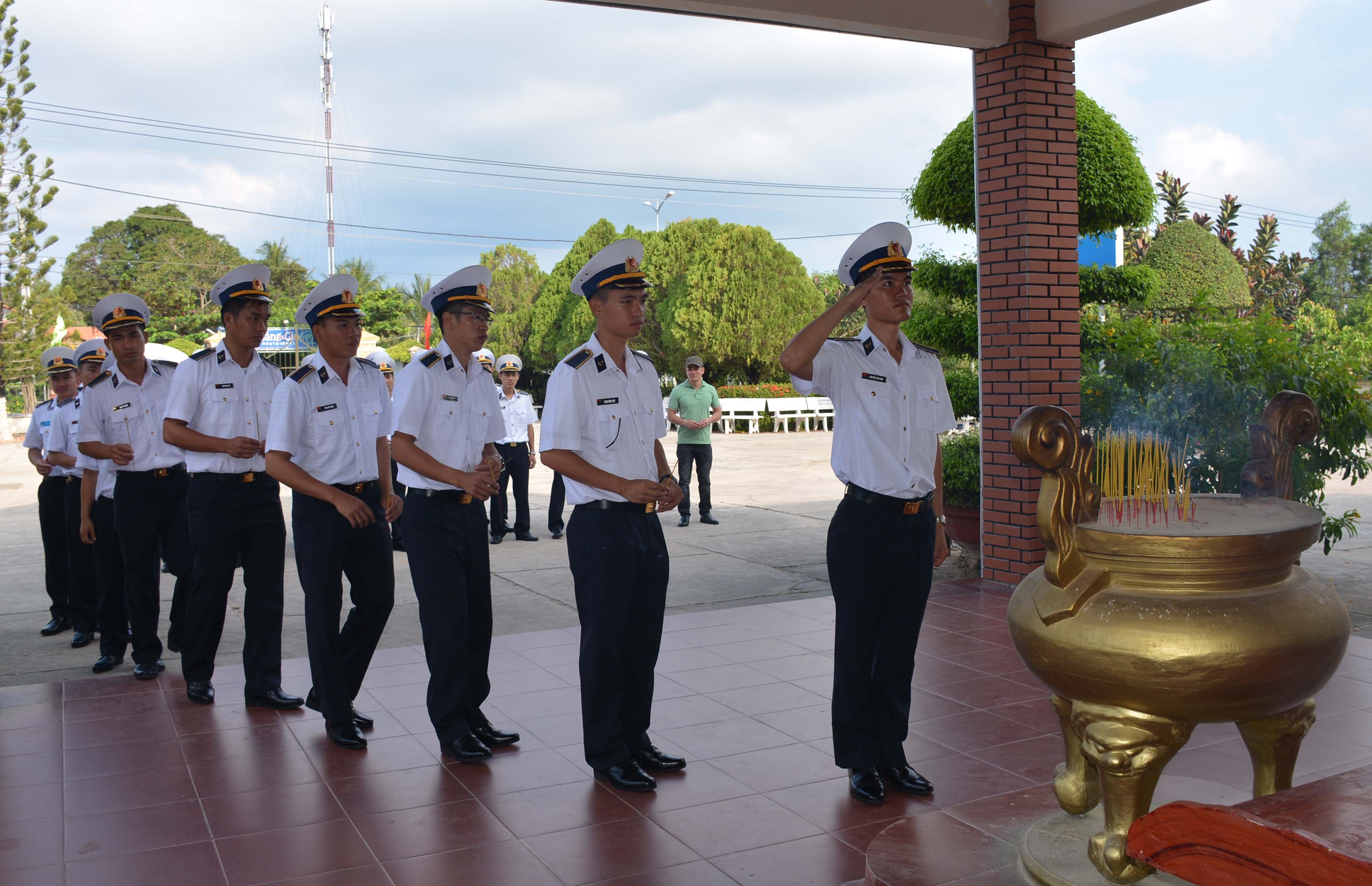 Học viện Hải quân dâng hương tưởng niệm các anh hùng liệt sĩ