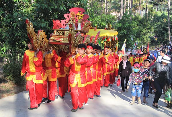 Người dân và du khách tham gia Lễ Giỗ Tổ Hùng Vương tại Đà Lạt