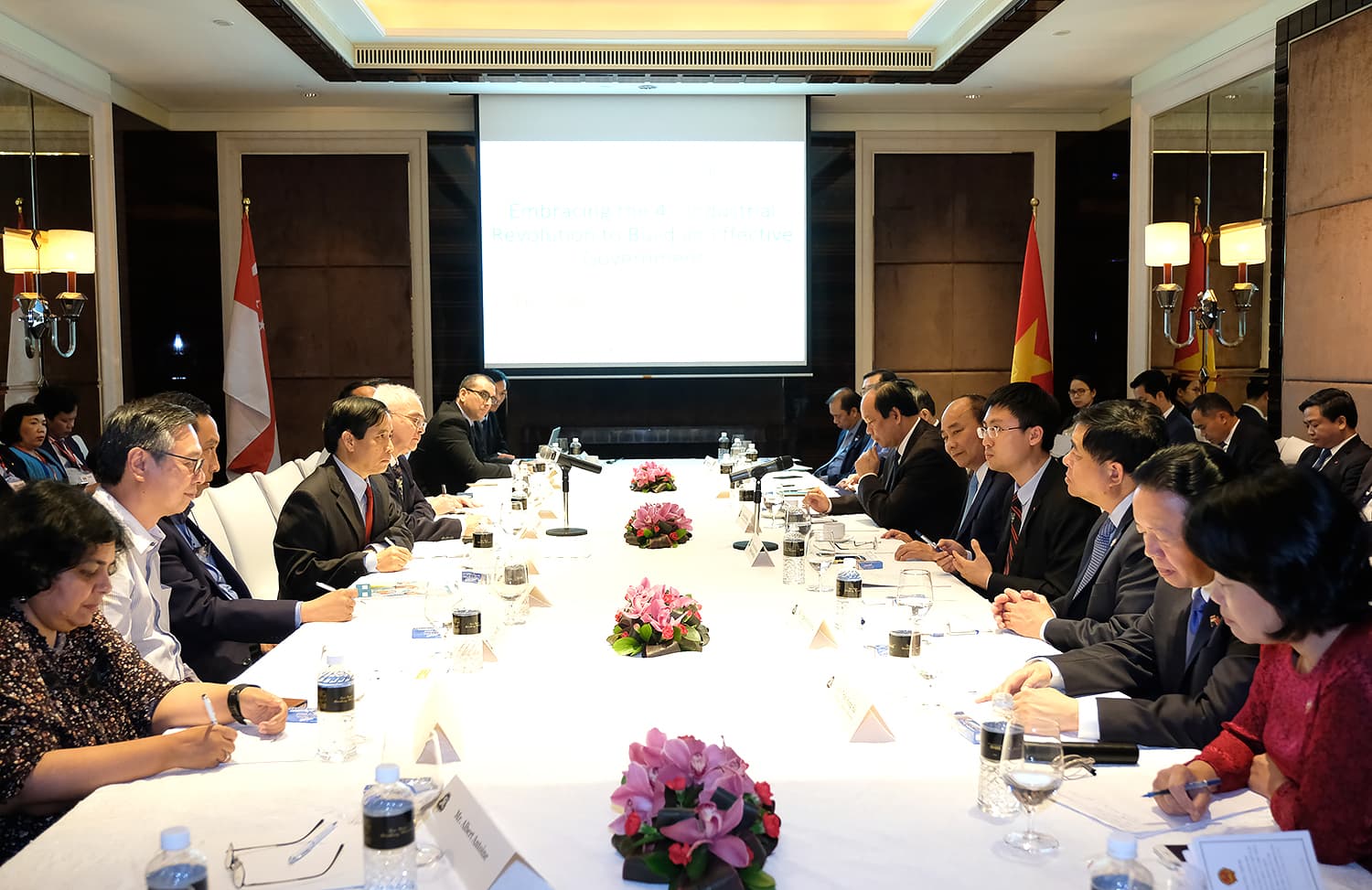 Thủ tướng Nguyễn Xuân Phúc trao đổi với các nhà khoa học và trí thức tại Singapore