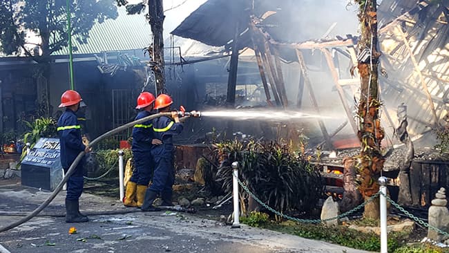 Đà Lạt: Cháy rụi quán cà phê xe cổ ở hồ Tuyền Lâm