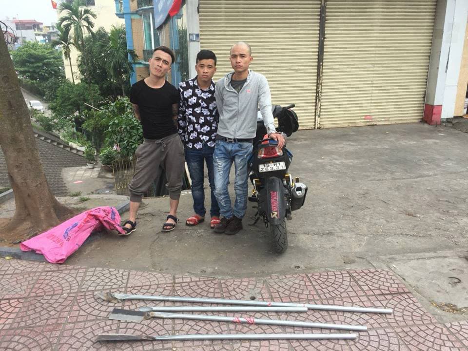 Khống chế 3 đối tượng cầm 4 mã tấu ngông nghênh trên đường