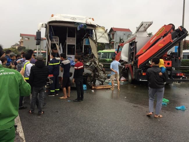 Hà Tĩnh: Va chạm giữa xe khách và xe container, 14 người thương vong