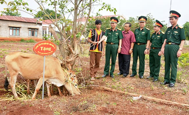 Trung tâm Phát thanh- Truyền hình Quân đội và Binh đoàn 15 tặng bò giống cho hộ nghèo