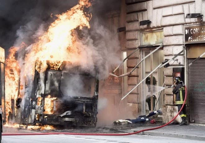 Italy: Xe buýt chở khách bốc cháy và phát nổ tại trung tâm thủ đô