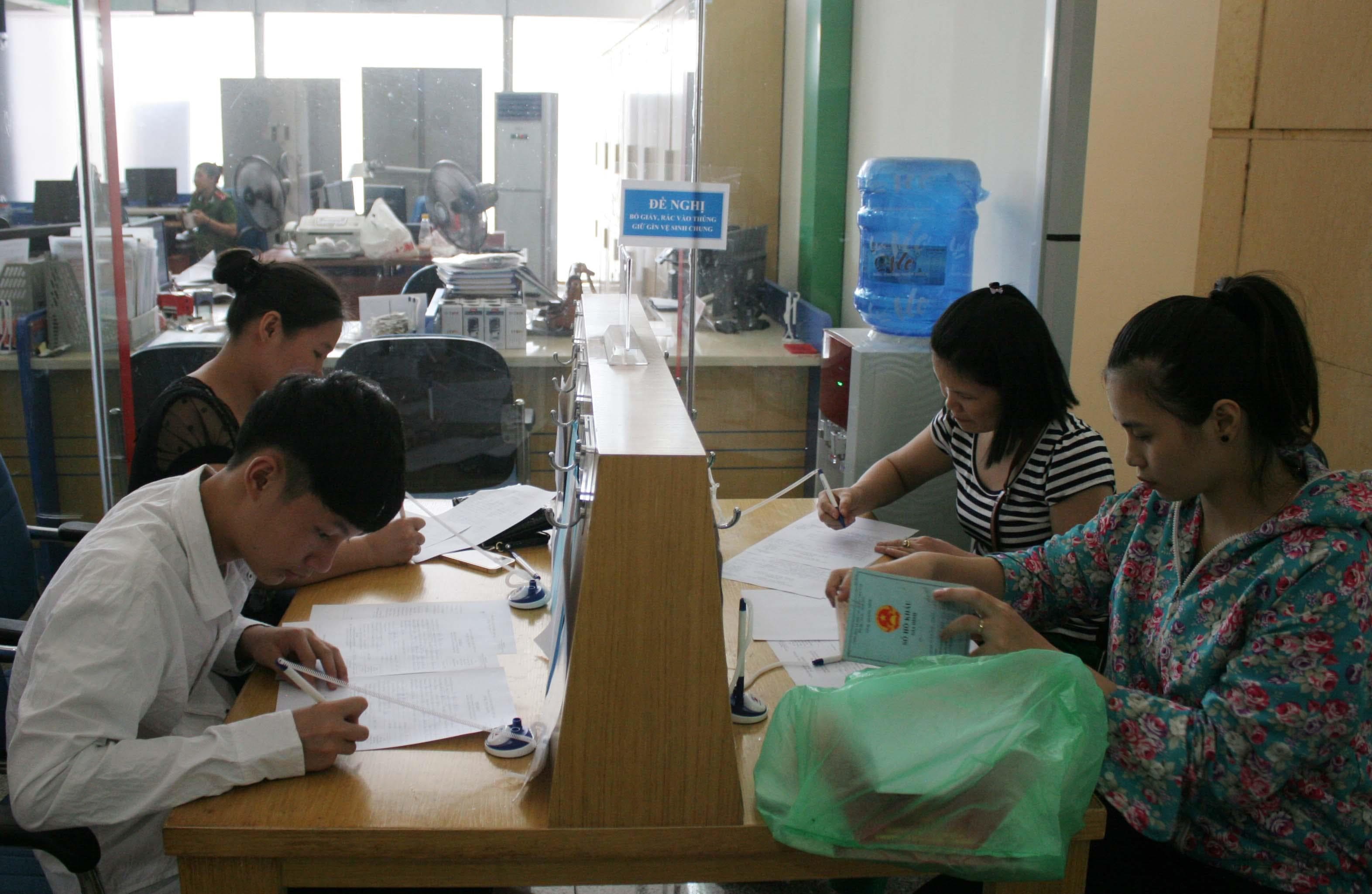 Dân đánh giá cán bộ