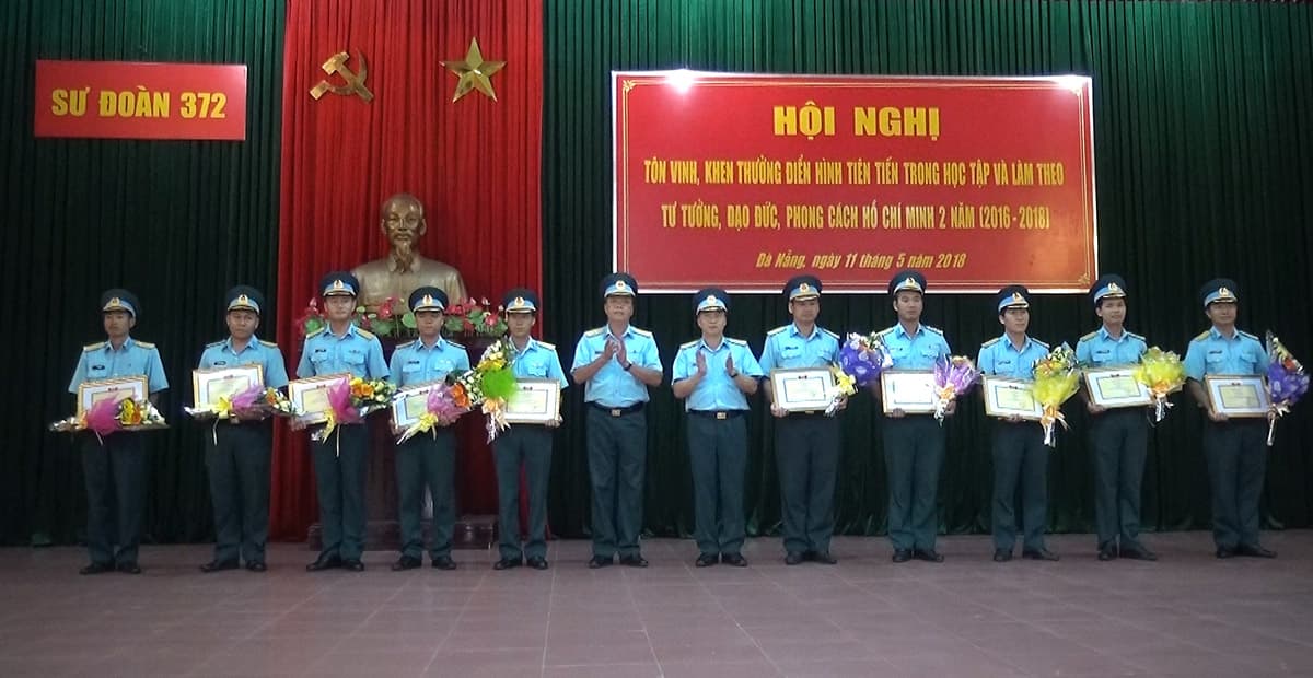 Sư đoàn 372 tôn vinh tập thể, cá nhân trong học tập, làm theo tư tưởng, đạo đức, phong cách Hồ Chí Minh