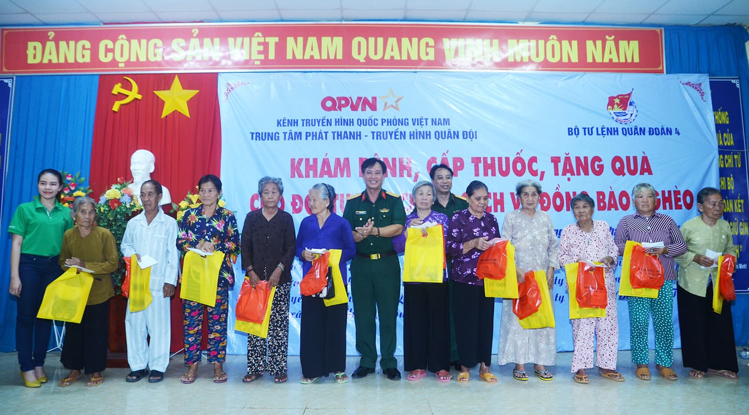 Khám bệnh, cấp thuốc miễn phí, tặng quà đối tượng chính sách, hộ nghèo ở tỉnh Tiền Giang