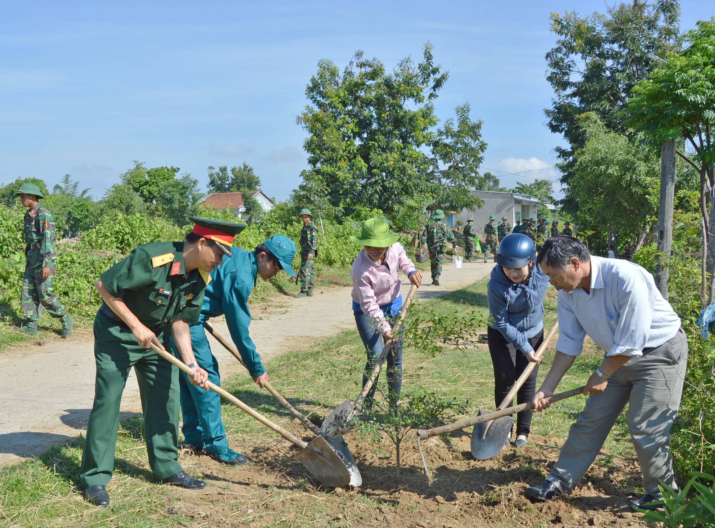 Sư đoàn 10 giúp địa phương xây dựng tuyến đường văn minh đô thị