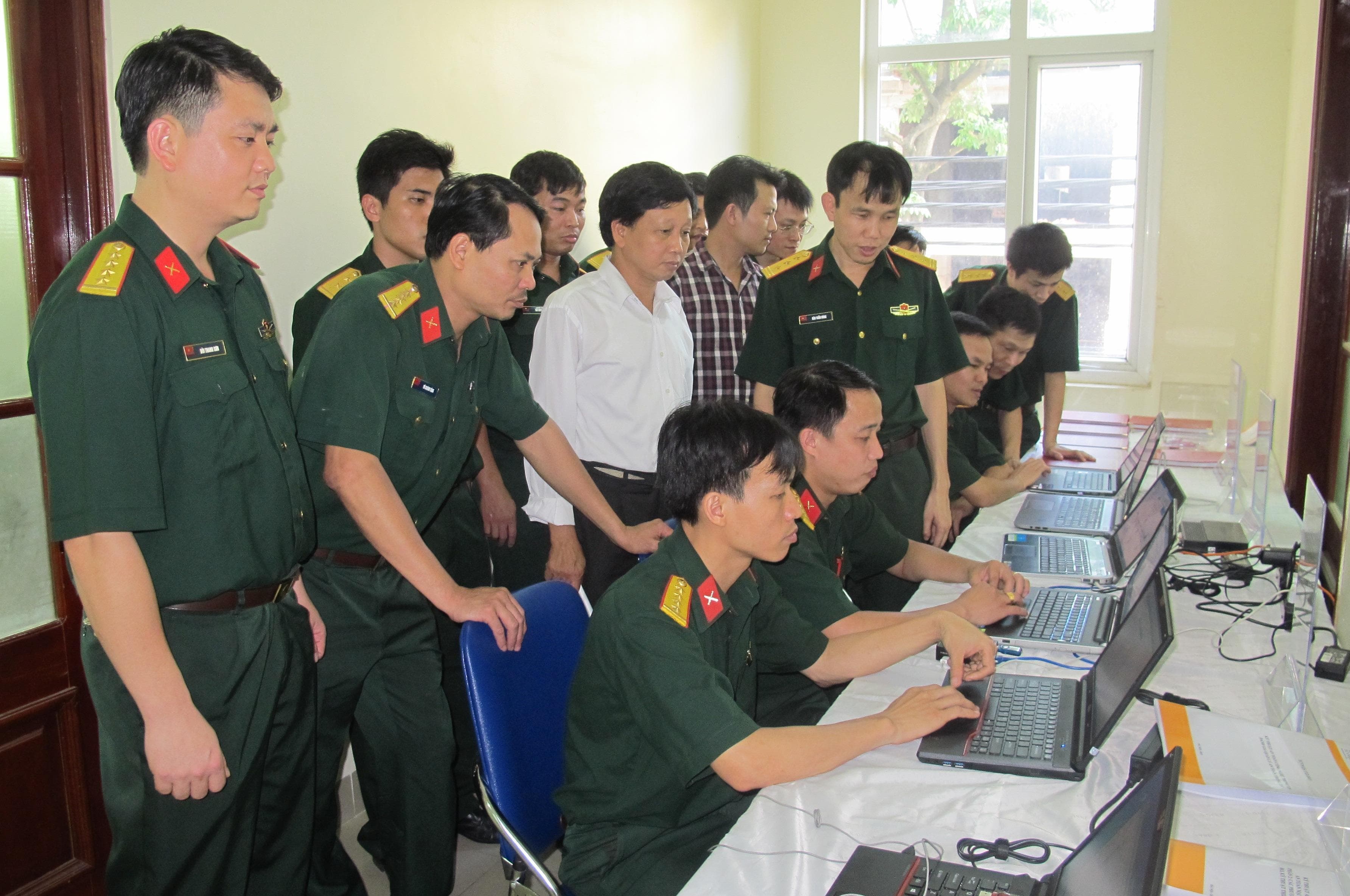 Thêm động lực nghiên cứu, ứng dụng công nghệ thông tin trong quân đội