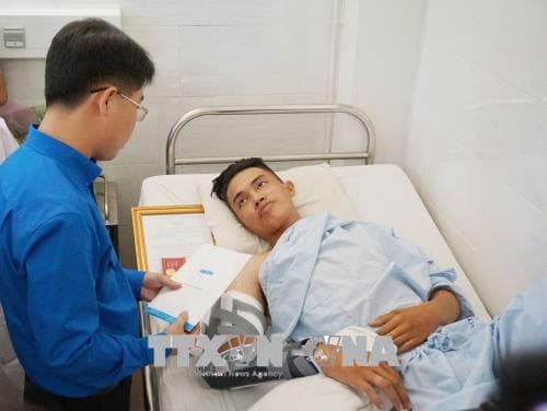 Trao tặng Huy hiệu Tuổi trẻ dũng cảm cho các “hiệp sĩ" truy bắt cướp